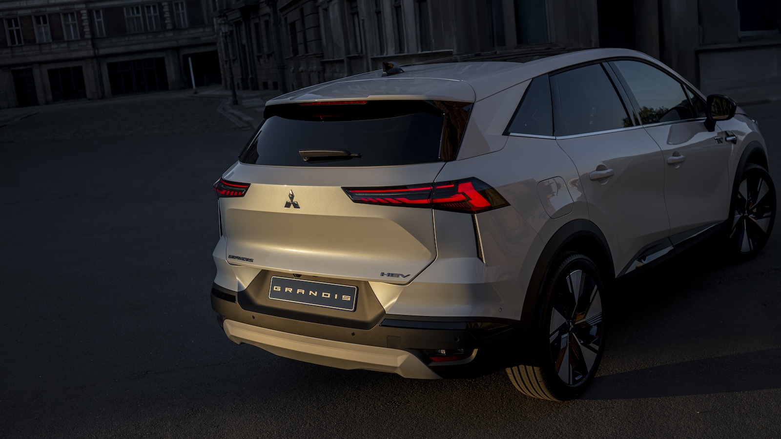 Στο πίσω μέρος το νέο Sculptural Hexagon στυλ προσθέτει δυναμισμό